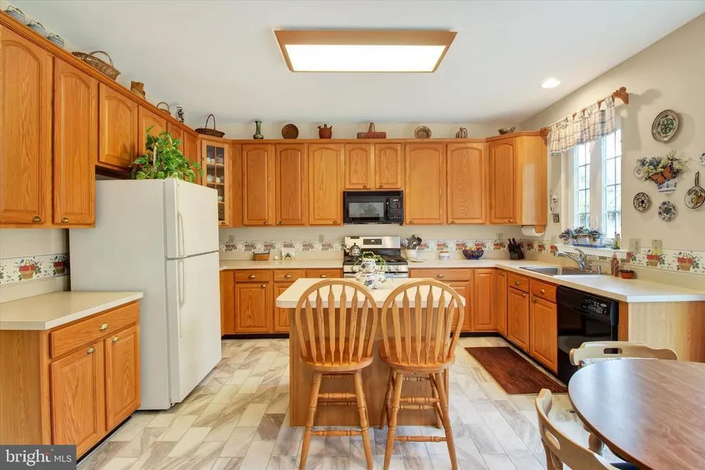 107 Castle Dr, North Wales, PA 19454
