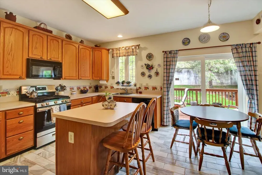 107 Castle Dr, North Wales, PA 19454