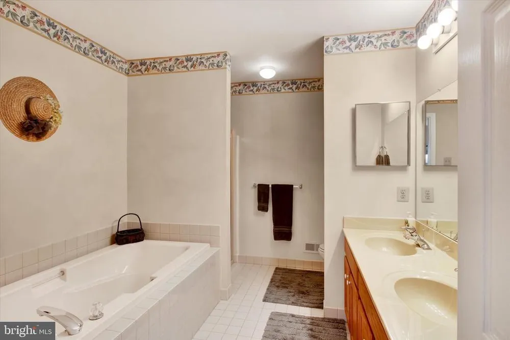 107 Castle Dr, North Wales, PA 19454