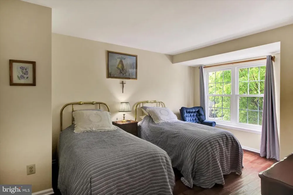 107 Castle Dr, North Wales, PA 19454