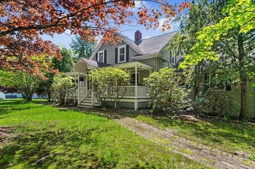 261 School St, Groveland, MA 01834