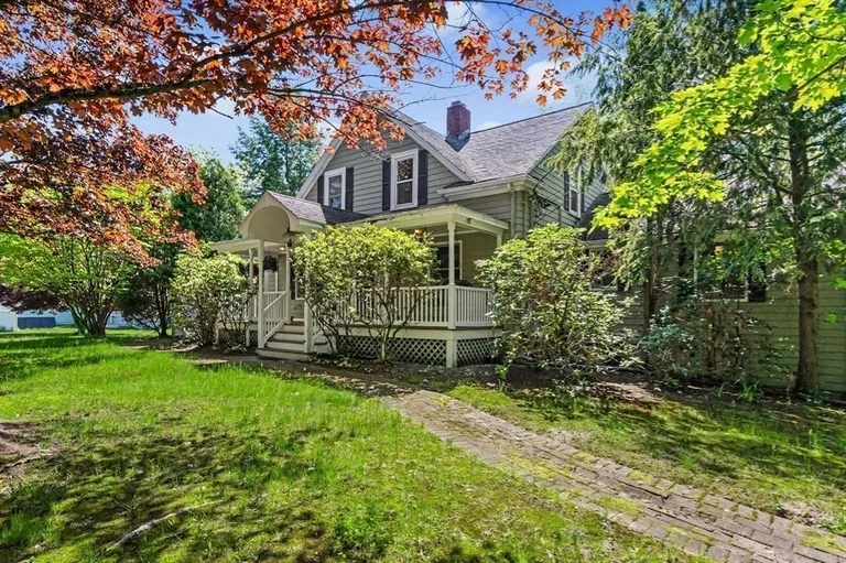 261 School St, Groveland, MA 01834