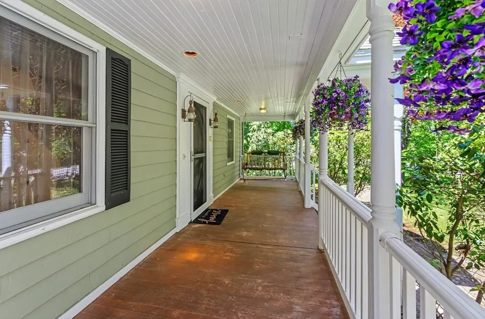 261 School St, Groveland, MA 01834