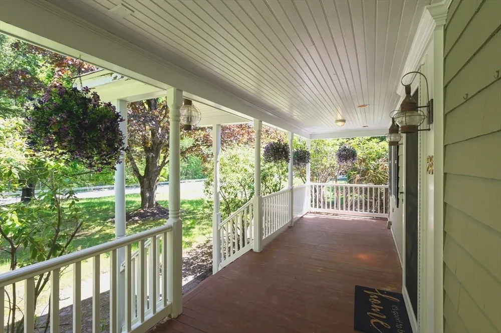 261 School St, Groveland, MA 01834