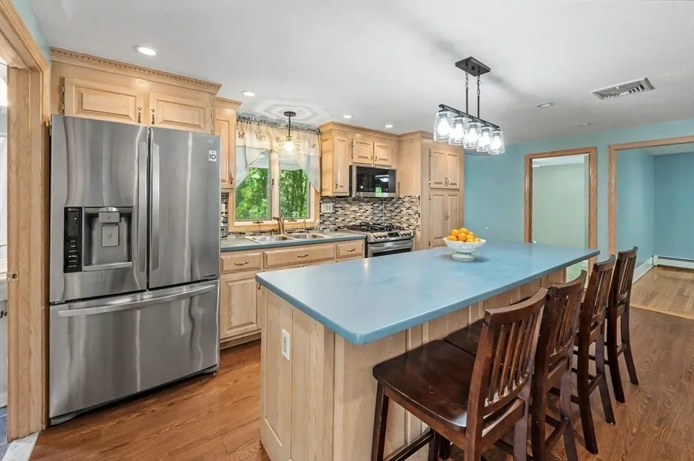 261 School St, Groveland, MA 01834