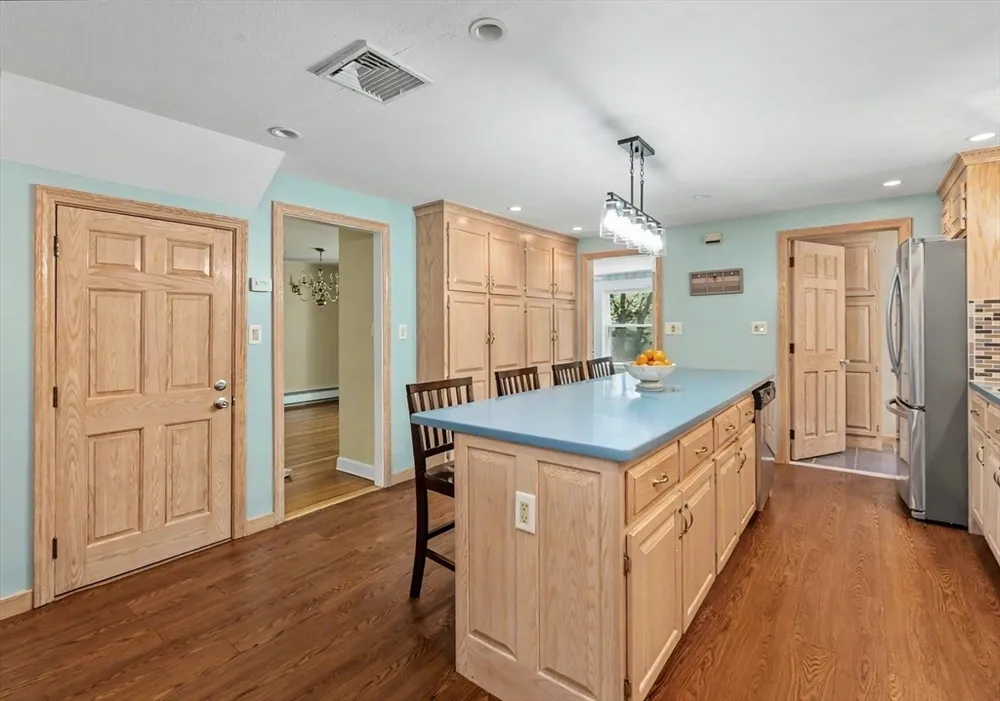 261 School St, Groveland, MA 01834