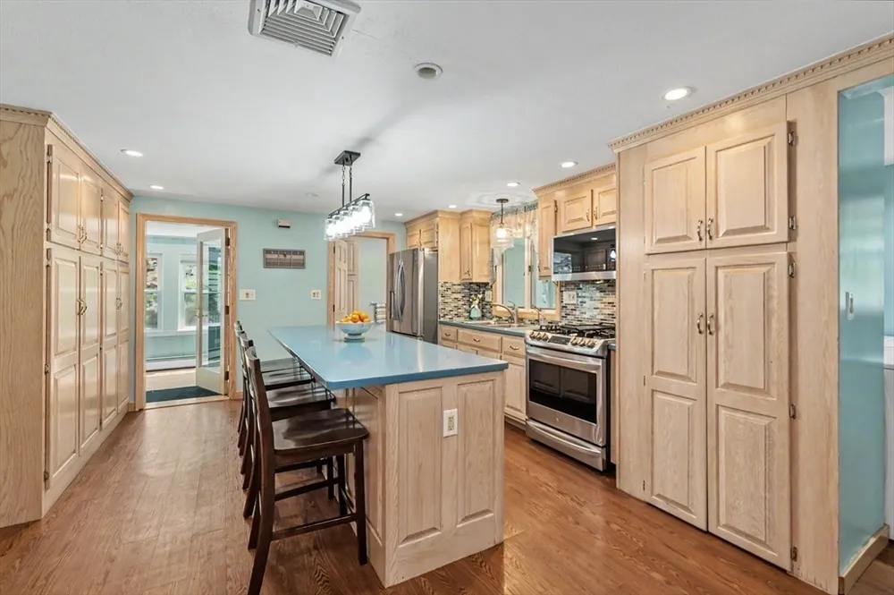 261 School St, Groveland, MA 01834