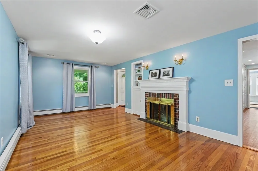 261 School St, Groveland, MA 01834