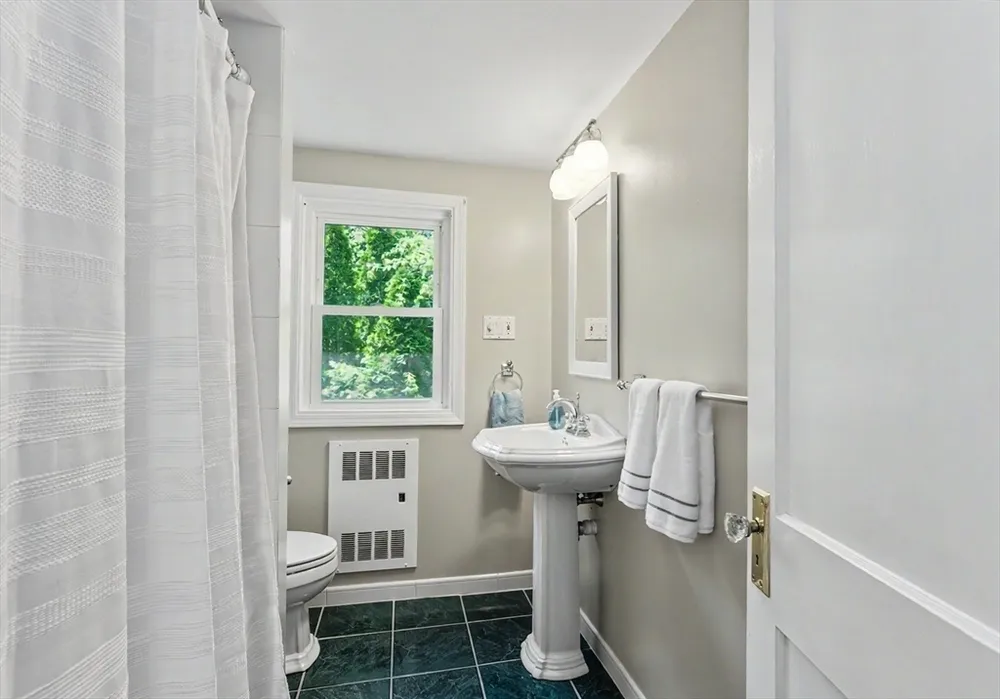 261 School St, Groveland, MA 01834