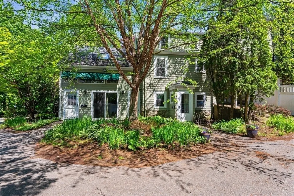 261 School St, Groveland, MA 01834
