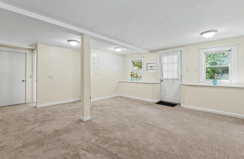 261 School St, Groveland, MA 01834