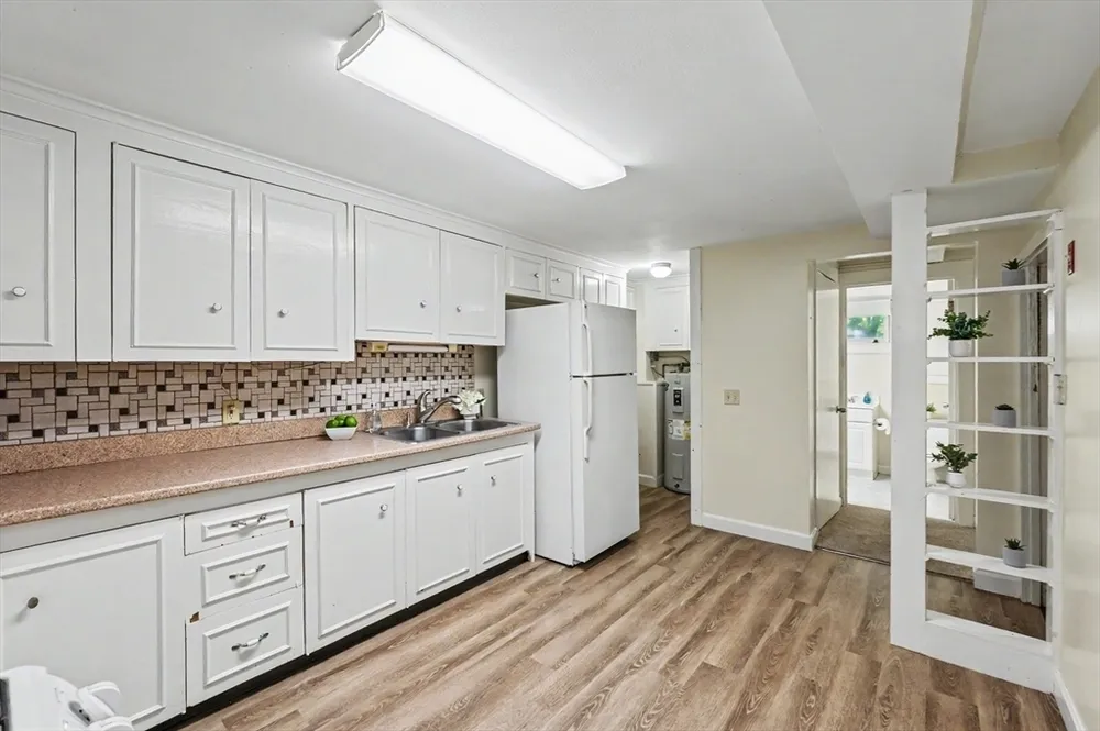 261 School St, Groveland, MA 01834