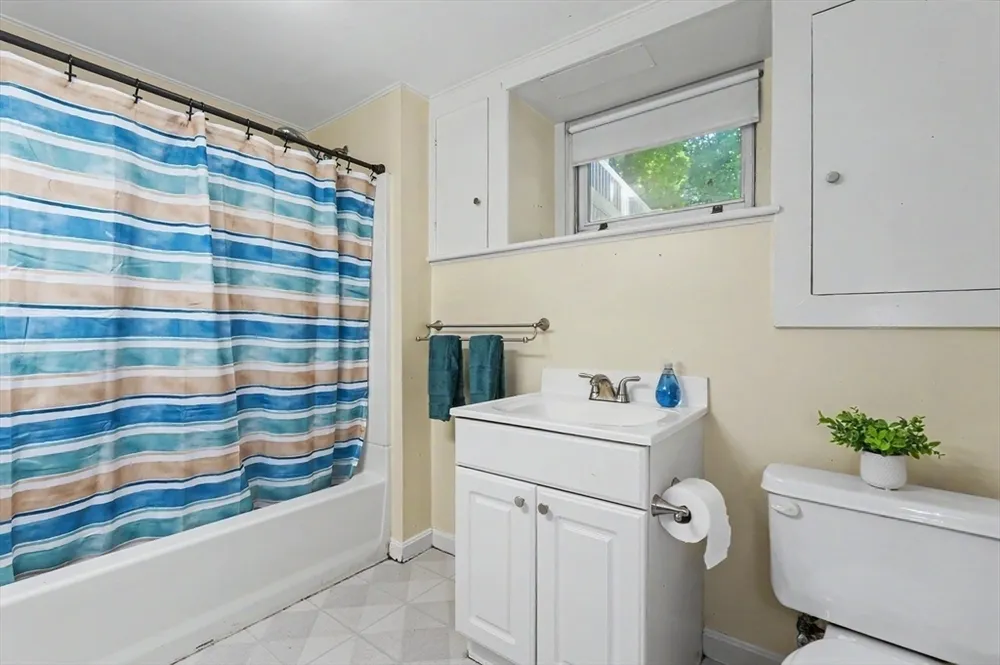261 School St, Groveland, MA 01834