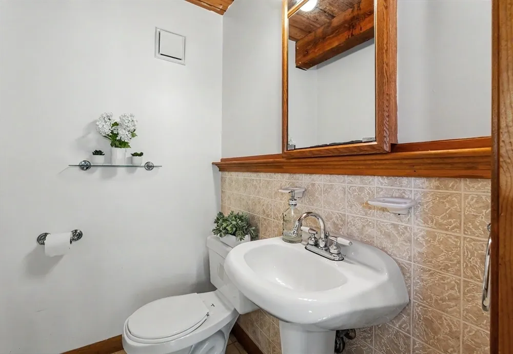 261 School St, Groveland, MA 01834