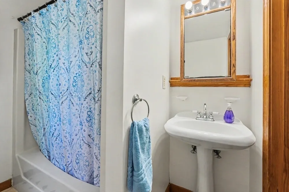 261 School St, Groveland, MA 01834