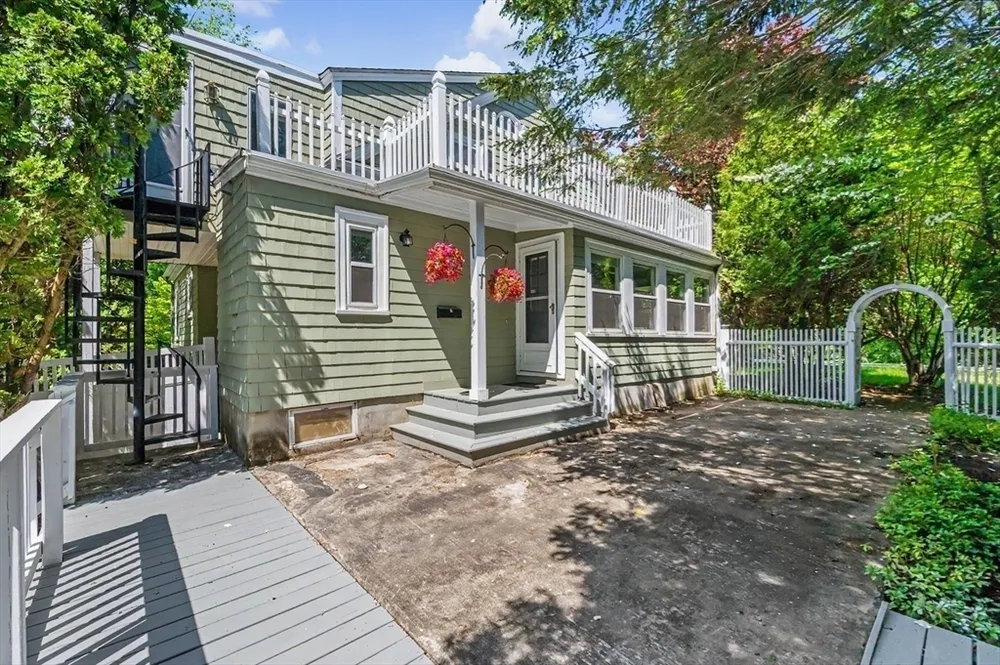 261 School St, Groveland, MA 01834