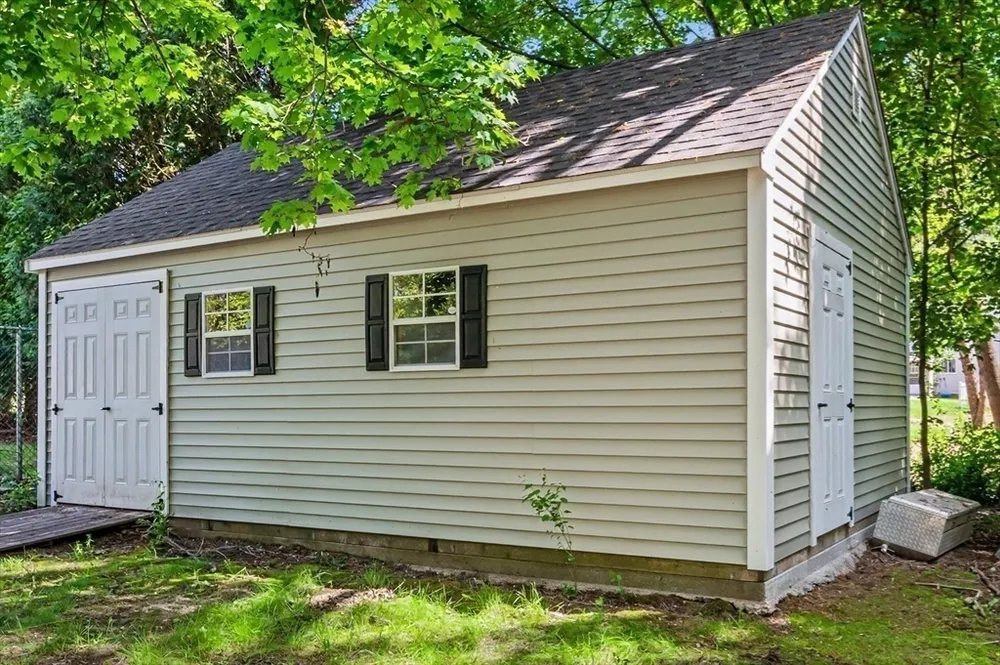 261 School St, Groveland, MA 01834