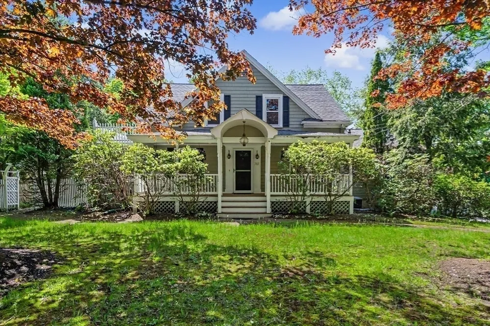 261 School St, Groveland, MA 01834