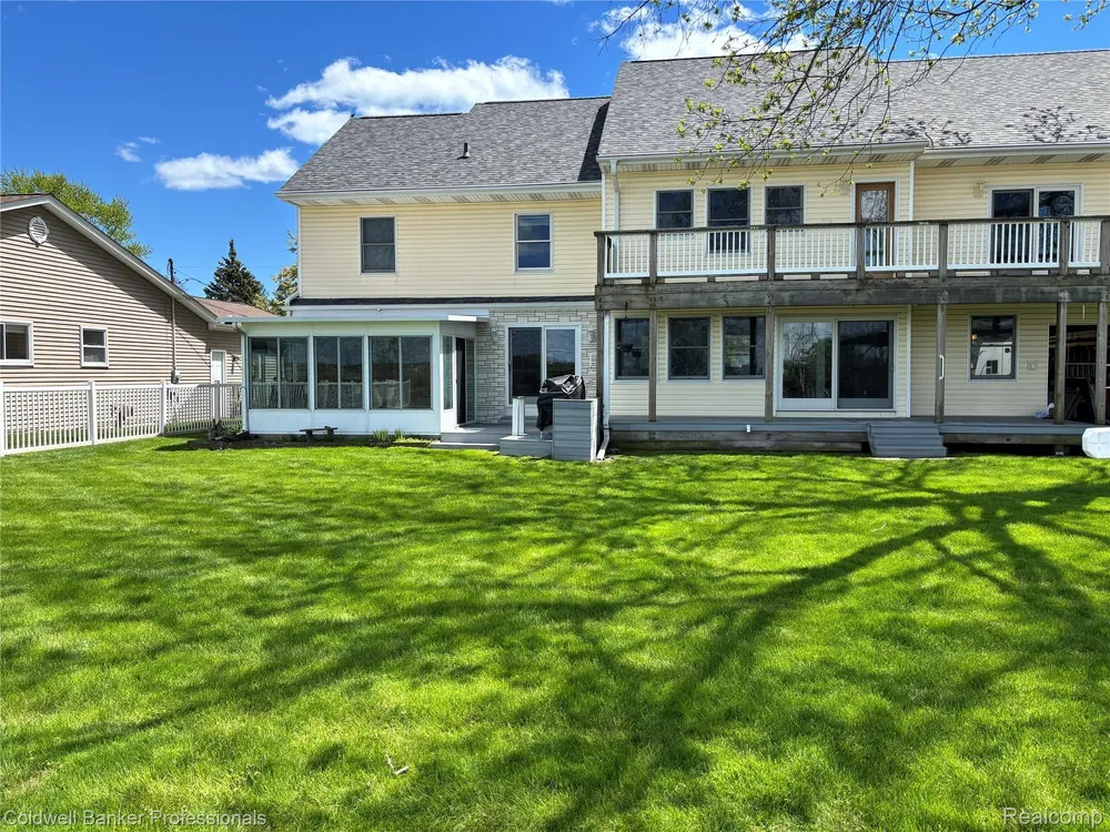 39883 Duluth St, Harrison Township, MI 48045-1511