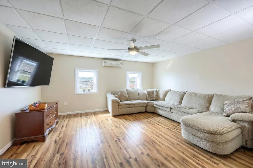 990 E Canal Rd, Dover, PA 17315