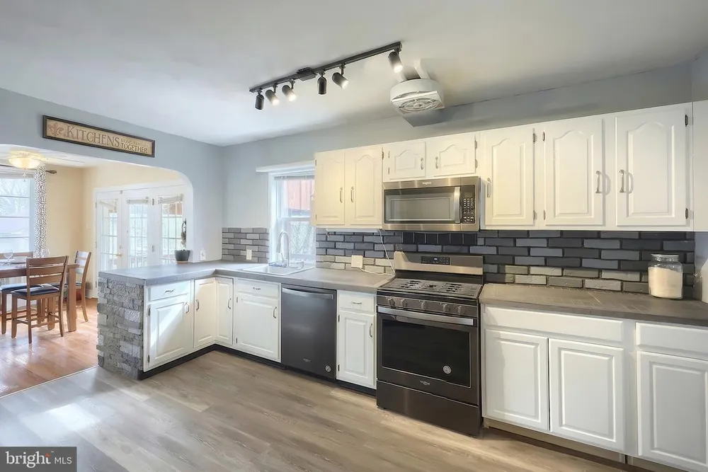 990 E Canal Rd, Dover, PA 17315