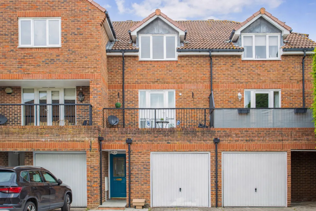 Dew Pond Close, Horsham, RH13 photo 1