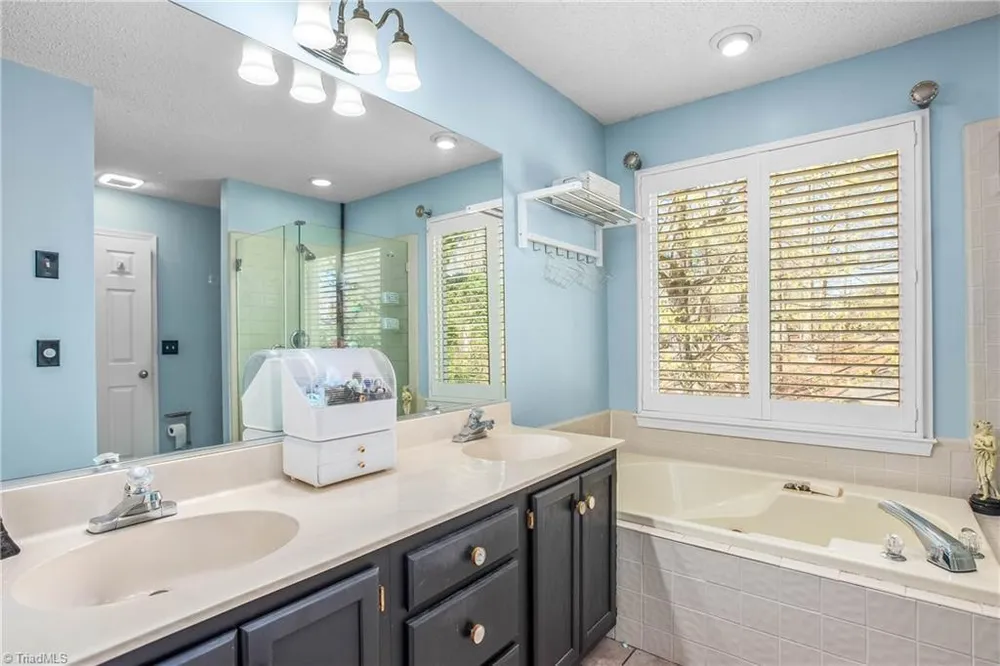 4104 Moss Brook Dr, Winston Salem, NC 27127