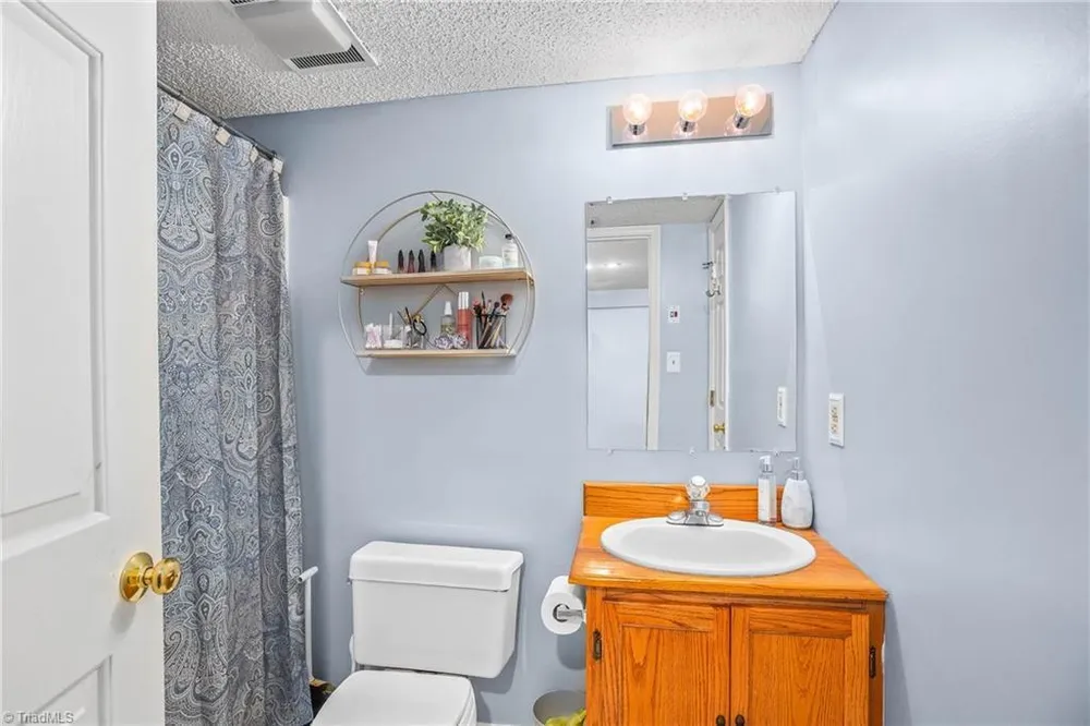 4104 Moss Brook Dr, Winston Salem, NC 27127
