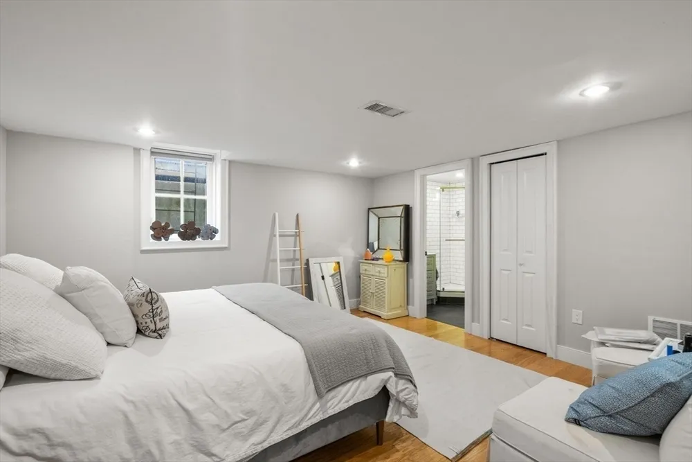 73 Auburn St, Newton, MA 02466
