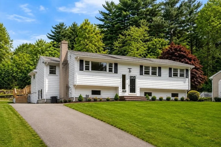 33 Heather Dr, Norwood, MA 02062