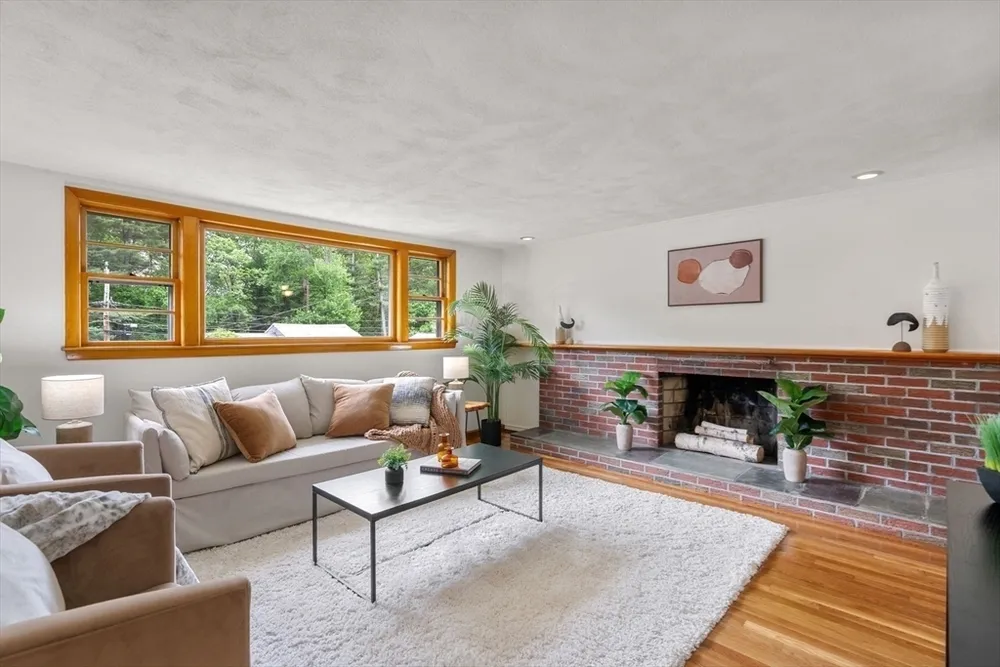 33 Heather Dr, Norwood, MA 02062