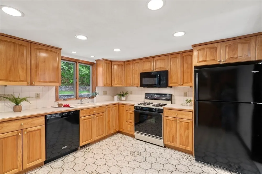 33 Heather Dr, Norwood, MA 02062