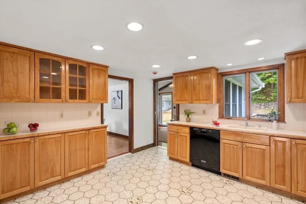 33 Heather Dr, Norwood, MA 02062