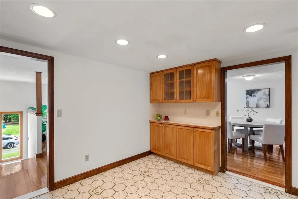 33 Heather Dr, Norwood, MA 02062