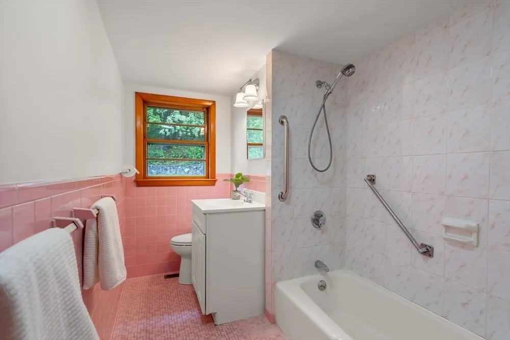 33 Heather Dr, Norwood, MA 02062