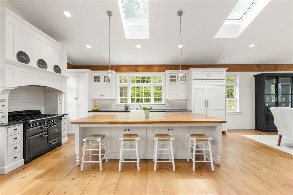 41 Longmeadow Rd, Wellesley, MA 02482