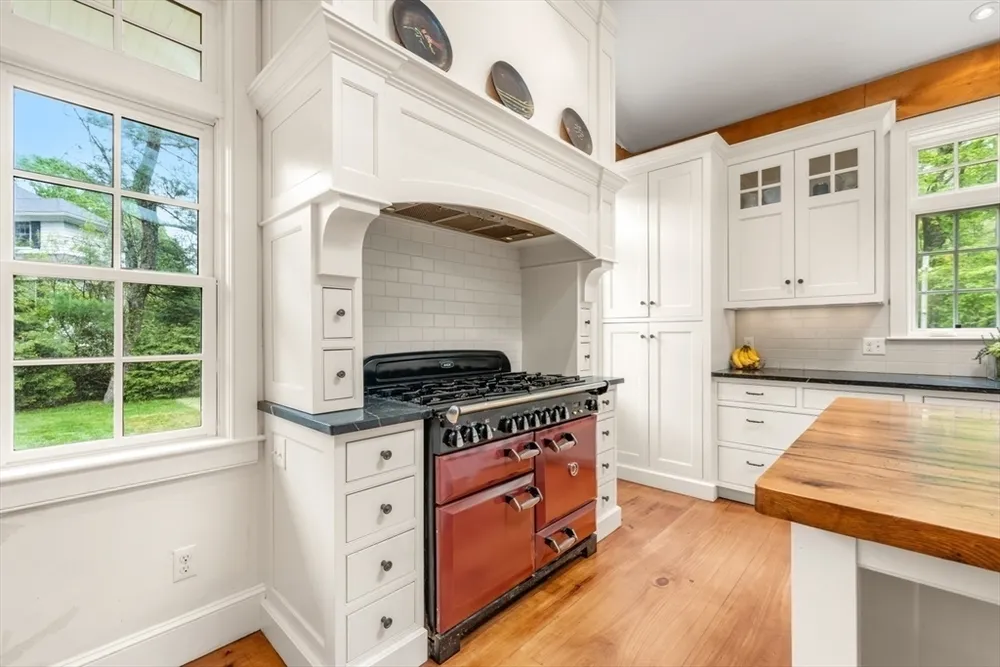 41 Longmeadow Rd, Wellesley, MA 02482