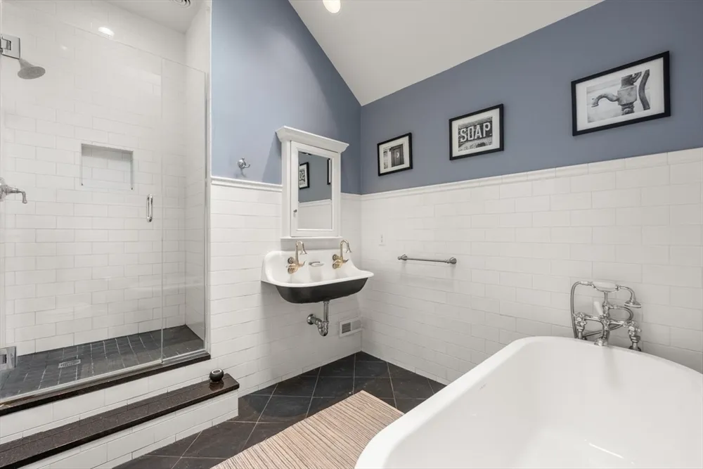 41 Longmeadow Rd, Wellesley, MA 02482