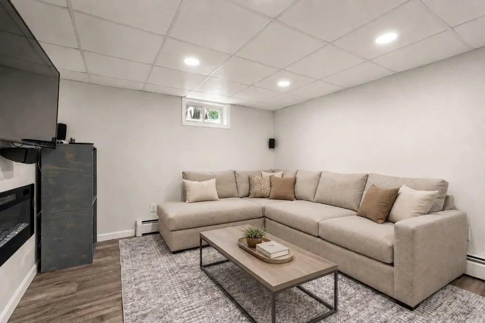 15 Marie St, Tewksbury, MA 01876