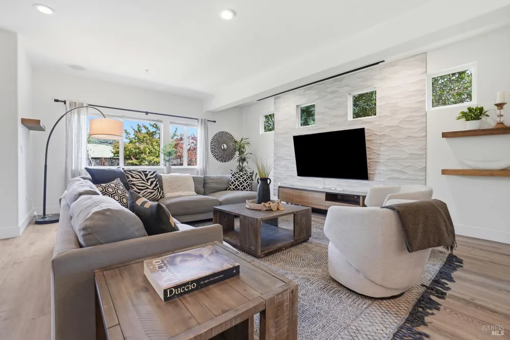 312 Corrillo Dr, San Rafael, CA 94903