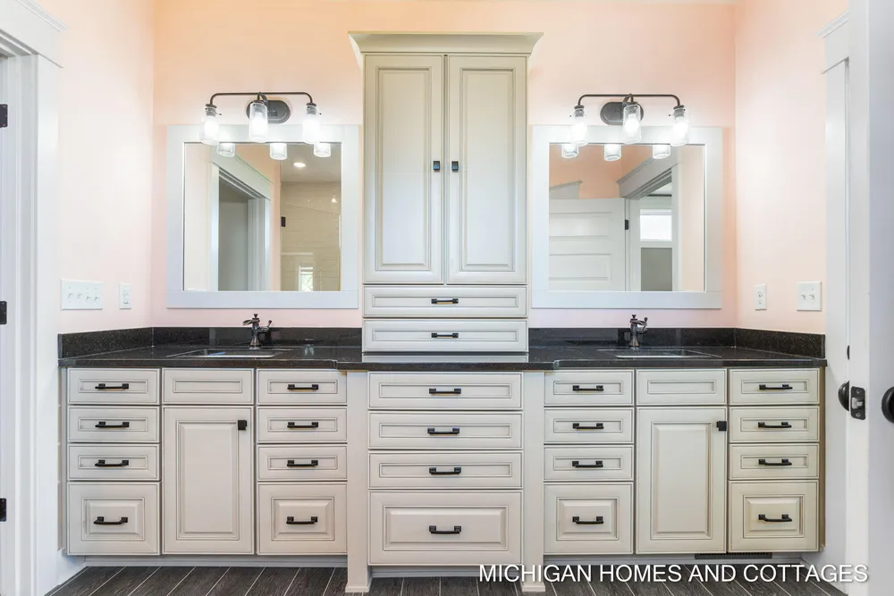 4401 Grand Pt, Holland, MI 49424