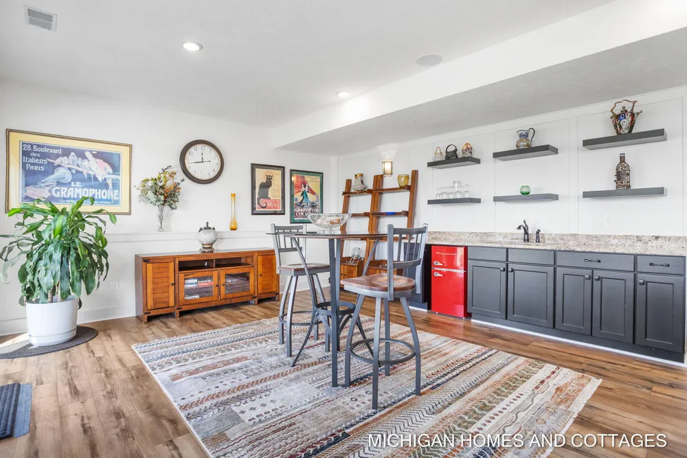 4401 Grand Pt, Holland, MI 49424