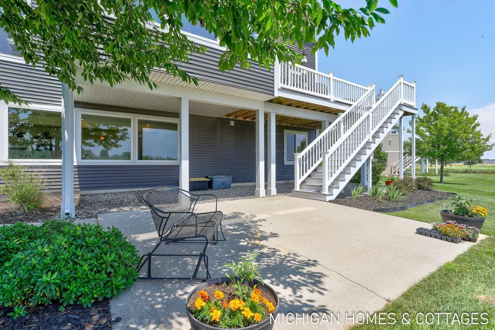 4401 Grand Pt, Holland, MI 49424