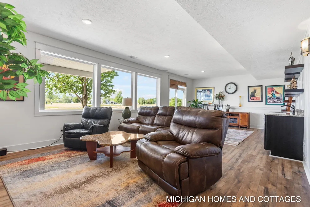 4401 Grand Pt, Holland, MI 49424