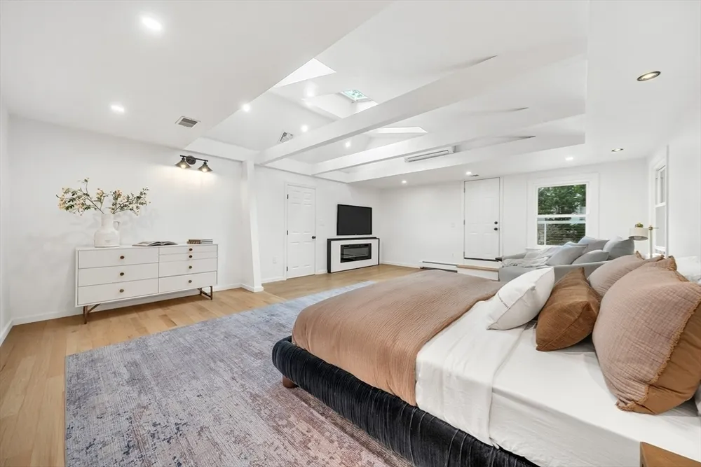 31 Alba Rd, Wellesley, MA 02481