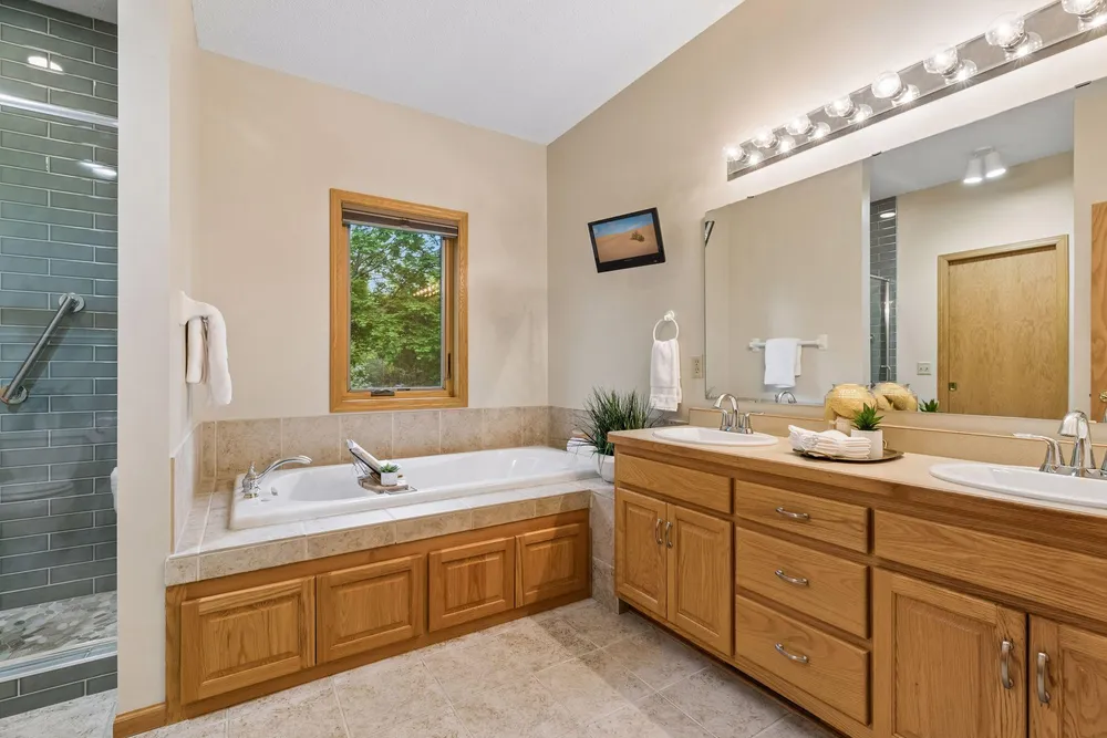 10947 Alexandra Ct, Inver Grove Heights, MN 55077