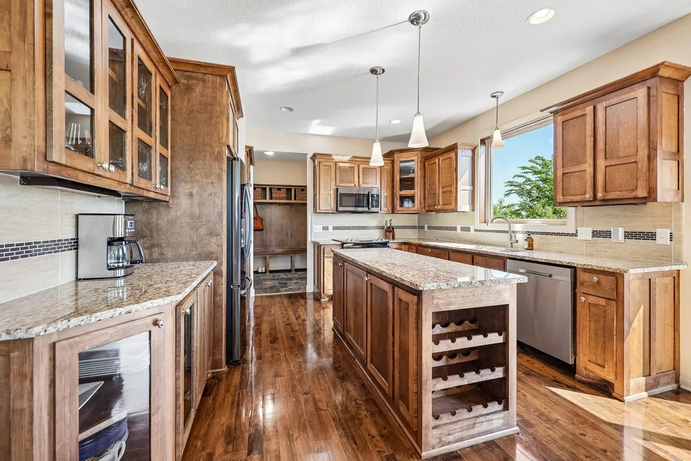 643 Parkside Ct, Eagan, MN 55123
