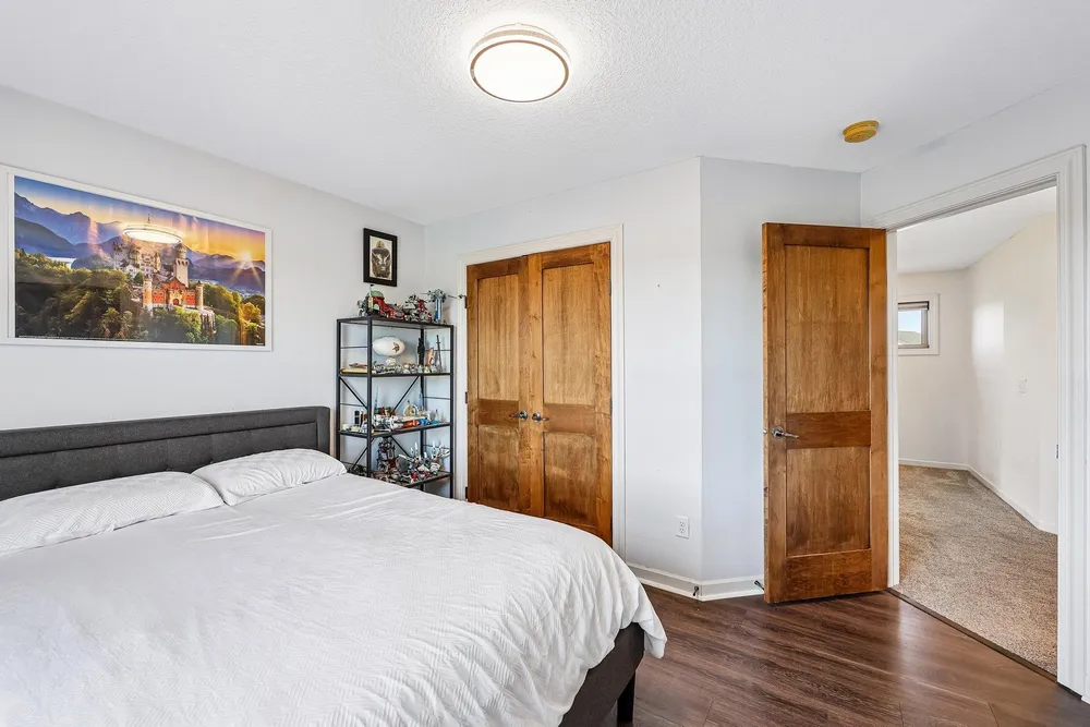 643 Parkside Ct, Eagan, MN 55123