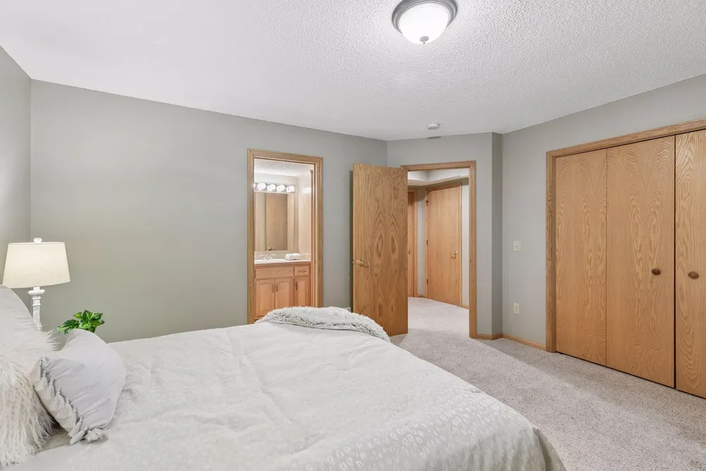 10947 Alexandra Ct, Inver Grove Heights, MN 55077