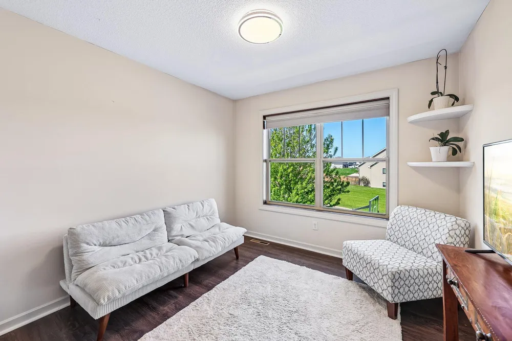 643 Parkside Ct, Eagan, MN 55123